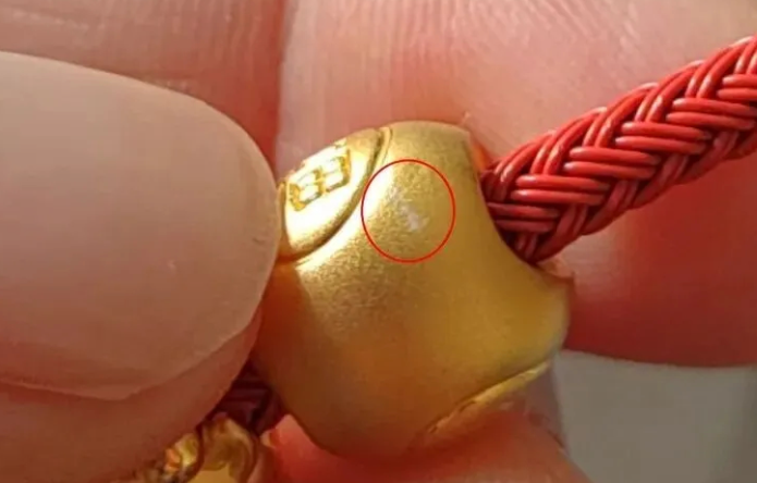 周生生足金挂坠被质疑“成色不纯” 市监部门送检待结果 品牌方坚称符合国标